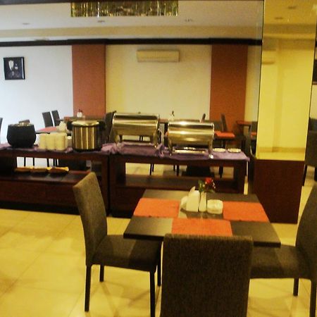 Imperial Hotel Kendari Buitenkant foto
