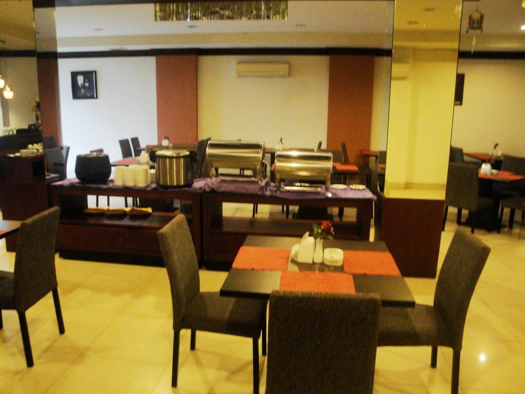 Imperial Hotel Kendari Buitenkant foto