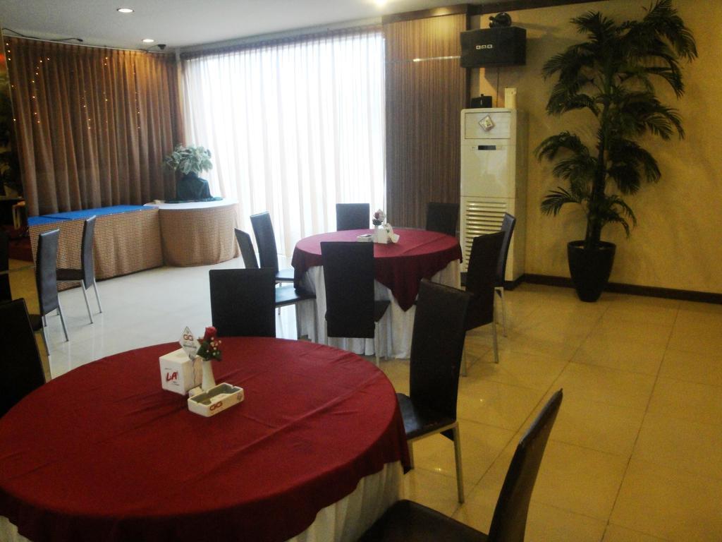 Imperial Hotel Kendari Buitenkant foto