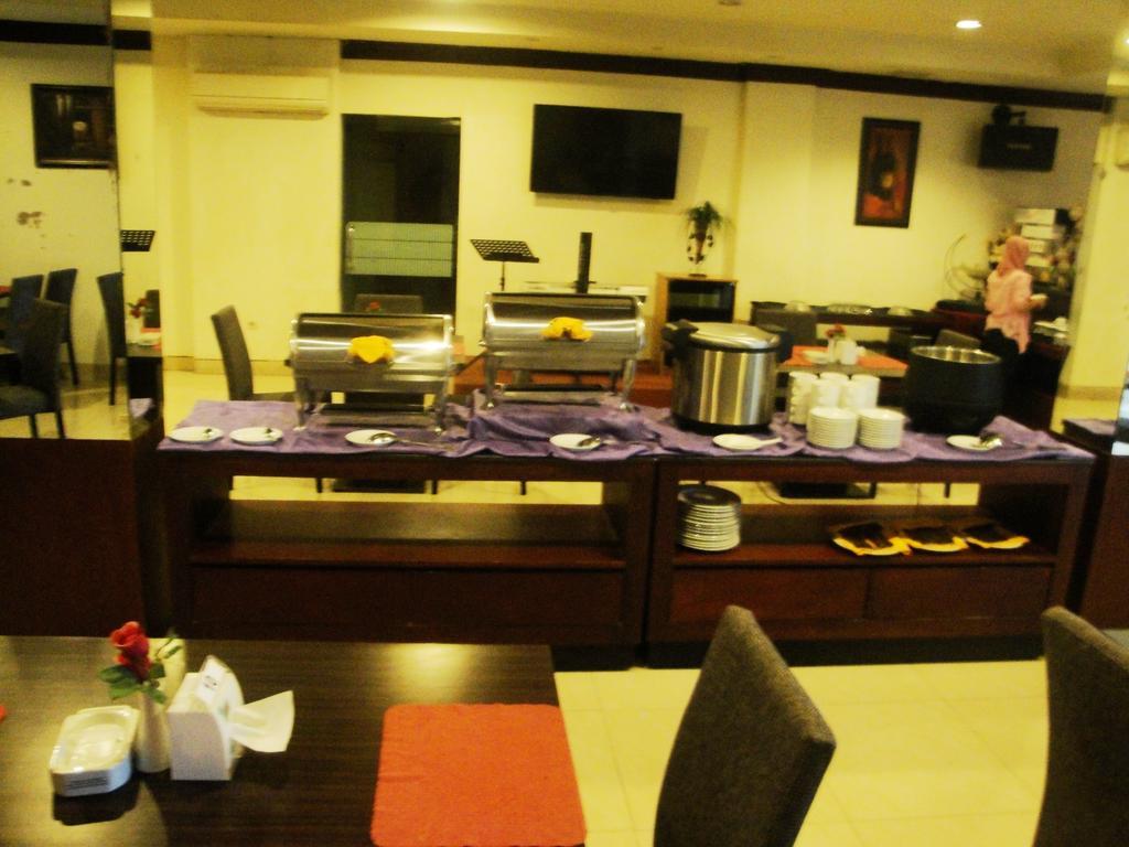 Imperial Hotel Kendari Buitenkant foto
