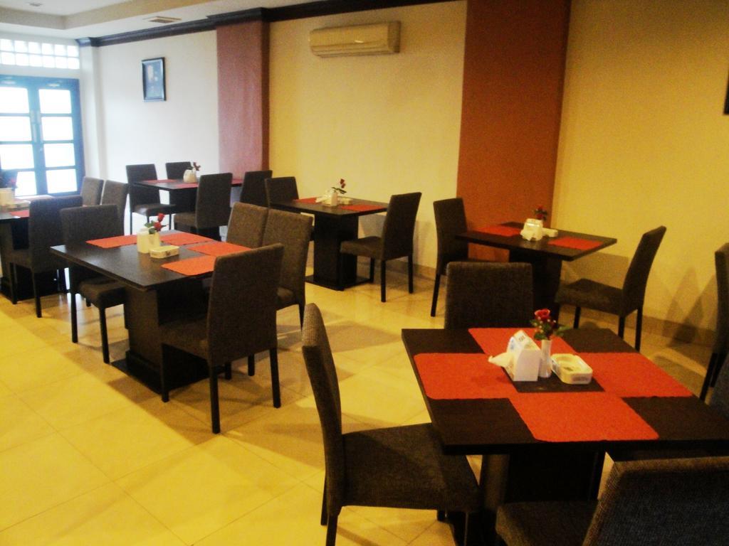 Imperial Hotel Kendari Buitenkant foto