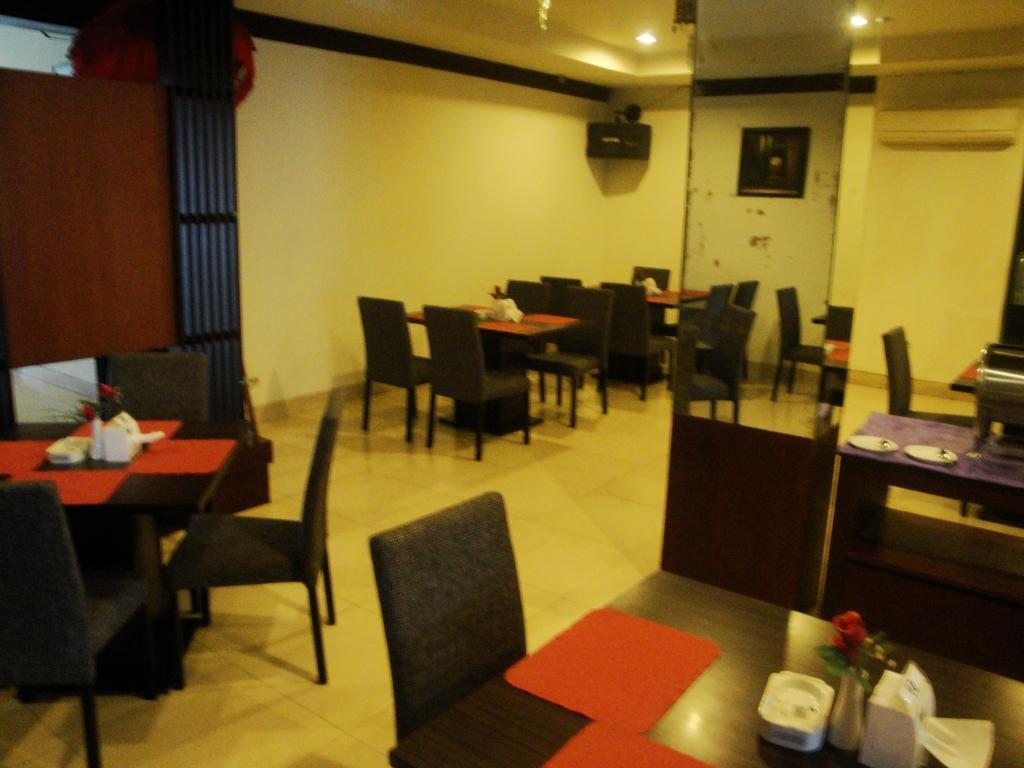 Imperial Hotel Kendari Buitenkant foto