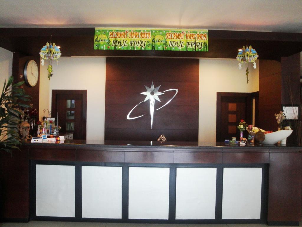 Imperial Hotel Kendari Buitenkant foto