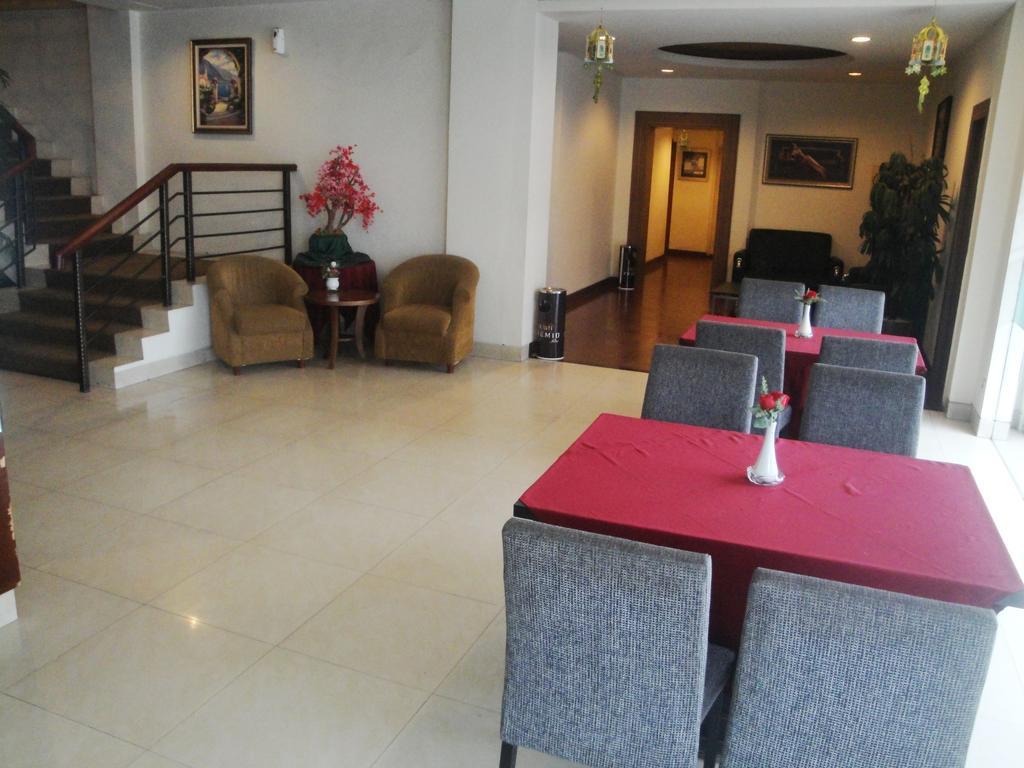 Imperial Hotel Kendari Buitenkant foto