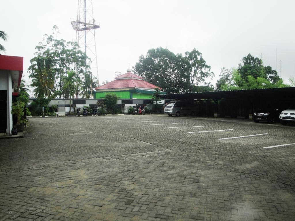 Imperial Hotel Kendari Buitenkant foto