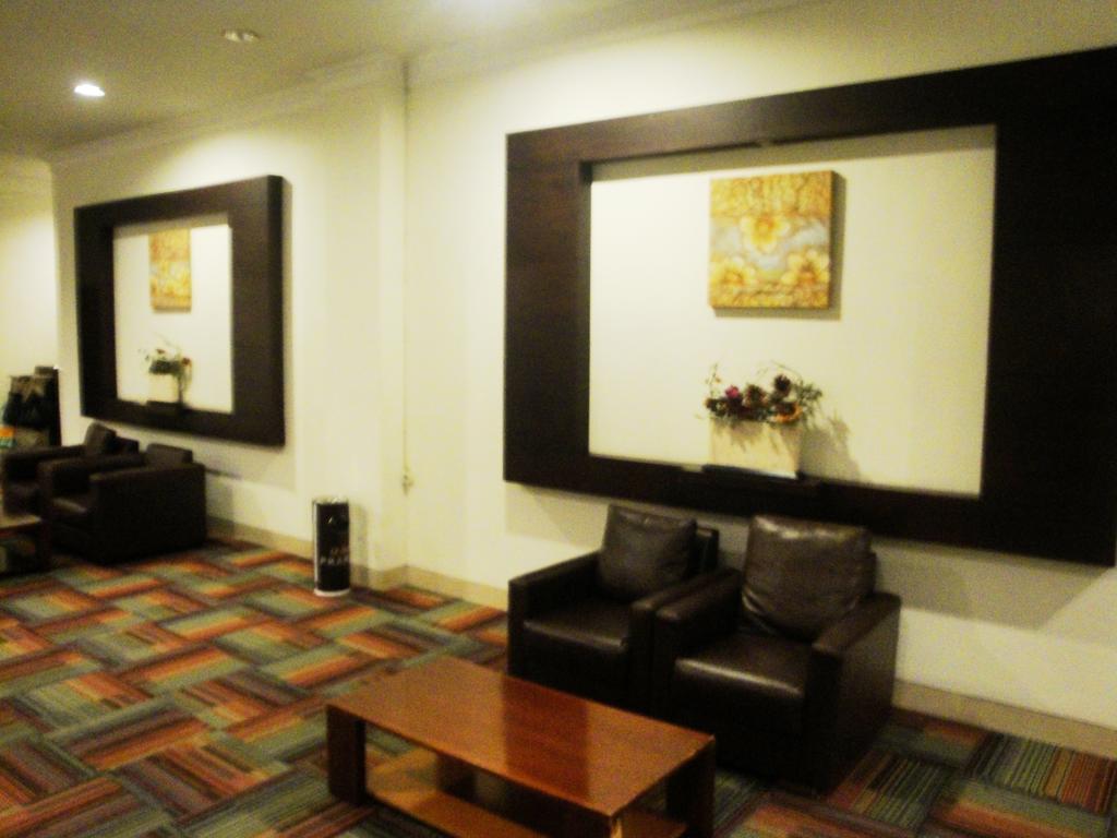 Imperial Hotel Kendari Buitenkant foto