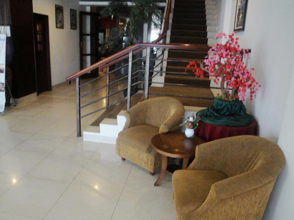 Imperial Hotel Kendari Buitenkant foto
