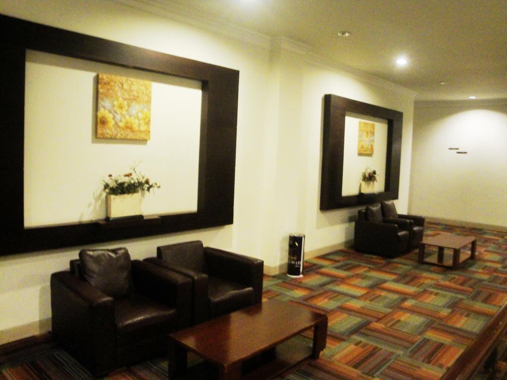 Imperial Hotel Kendari Buitenkant foto