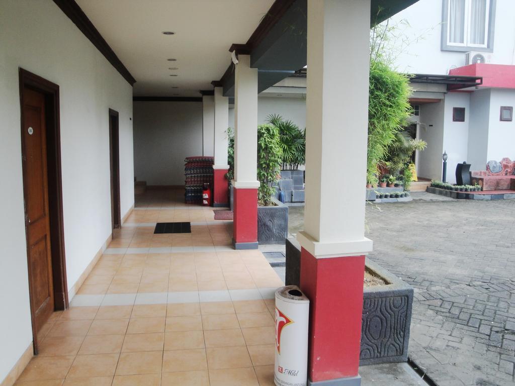 Imperial Hotel Kendari Buitenkant foto