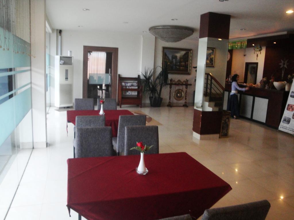 Imperial Hotel Kendari Buitenkant foto