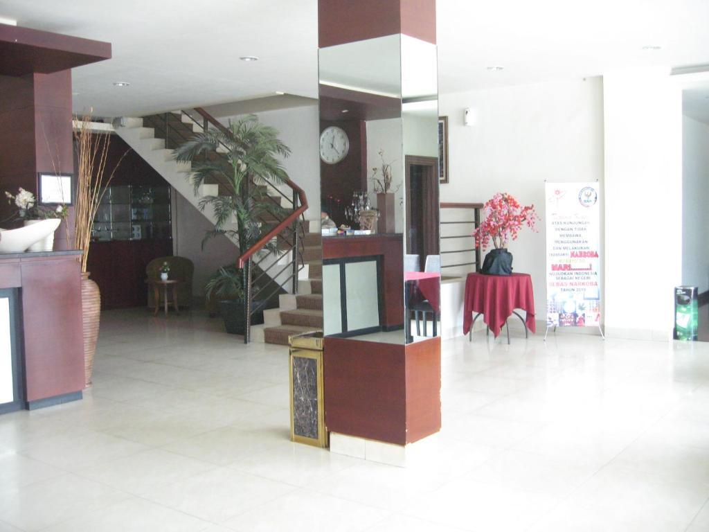 Imperial Hotel Kendari Buitenkant foto