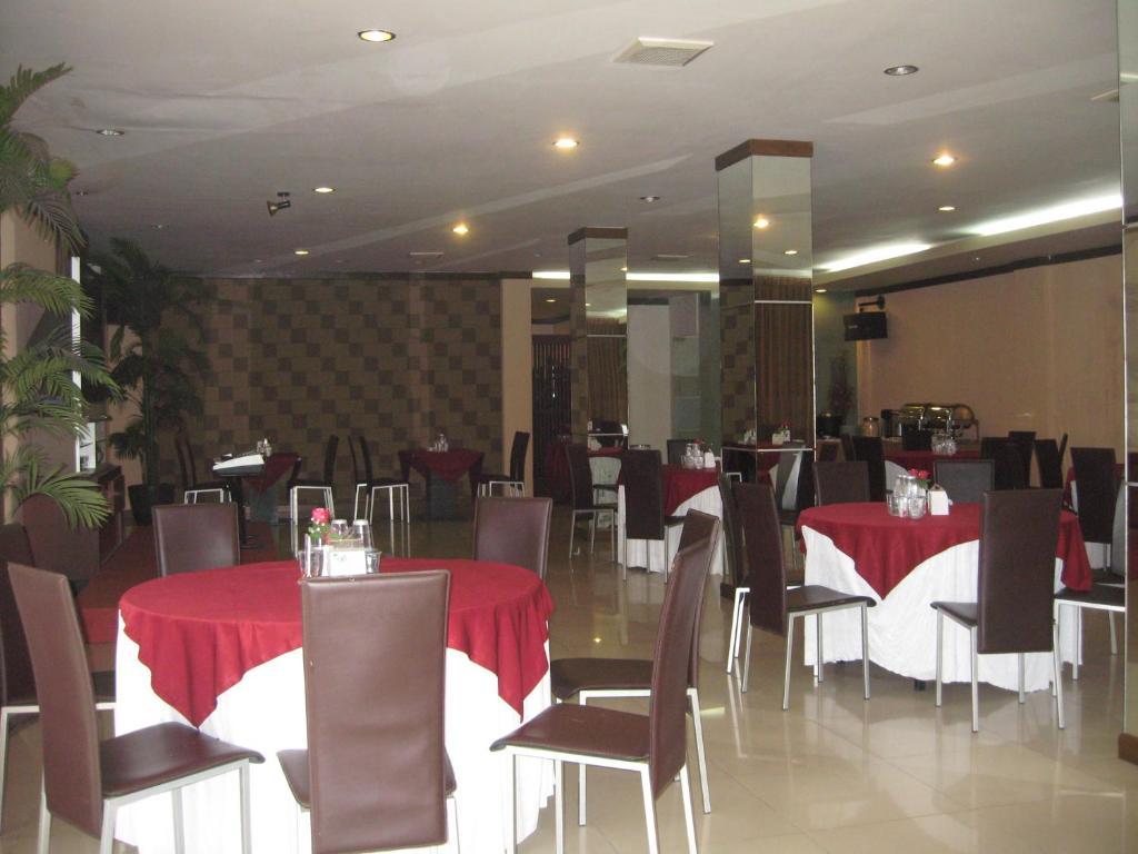 Imperial Hotel Kendari Buitenkant foto