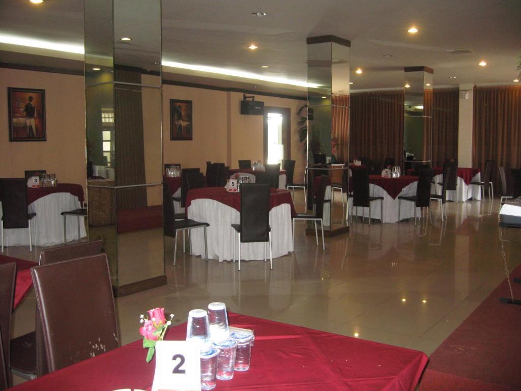 Imperial Hotel Kendari Buitenkant foto