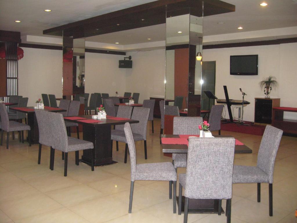 Imperial Hotel Kendari Buitenkant foto