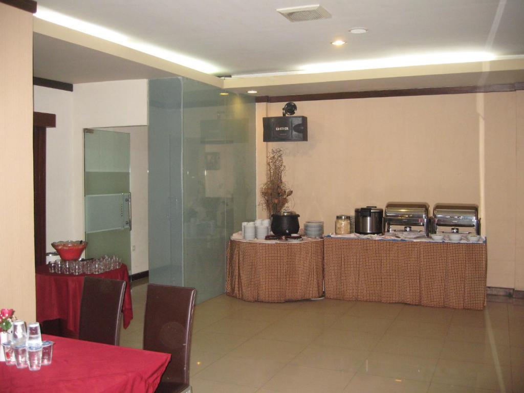 Imperial Hotel Kendari Buitenkant foto